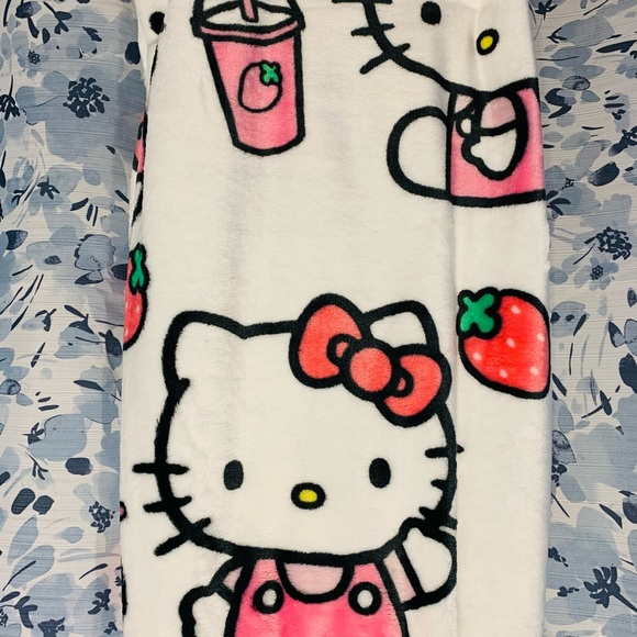Hello Kitty Strawberry Milkshake Plush Throw ❤️ - Picture 4 of 6